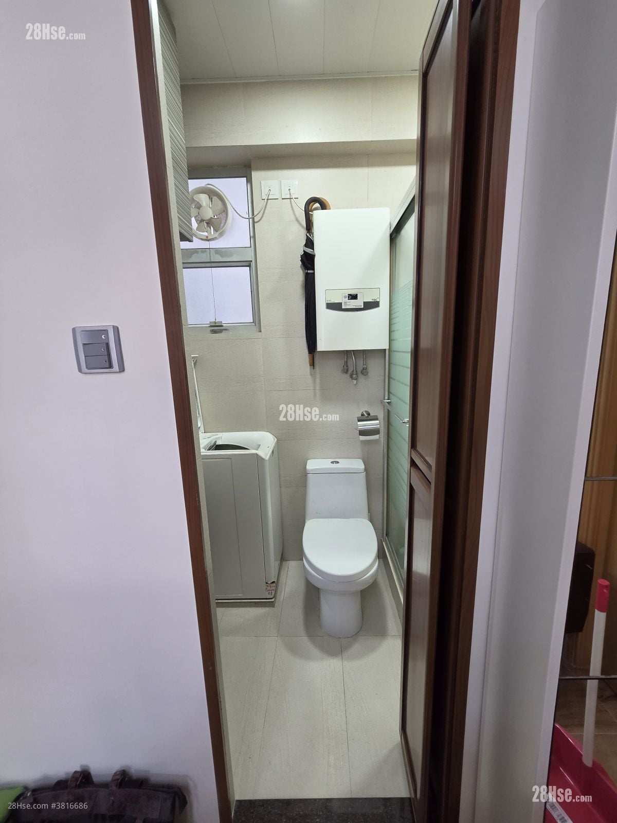 bathroom: Tsuen Cheong Centre Rental 2 Bedrooms , 1 Bathroom 368 ft²