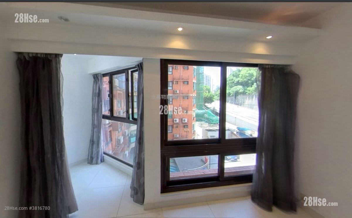 Regal Court Sell 3 Bedrooms , 2 Bathrooms 978 ft²