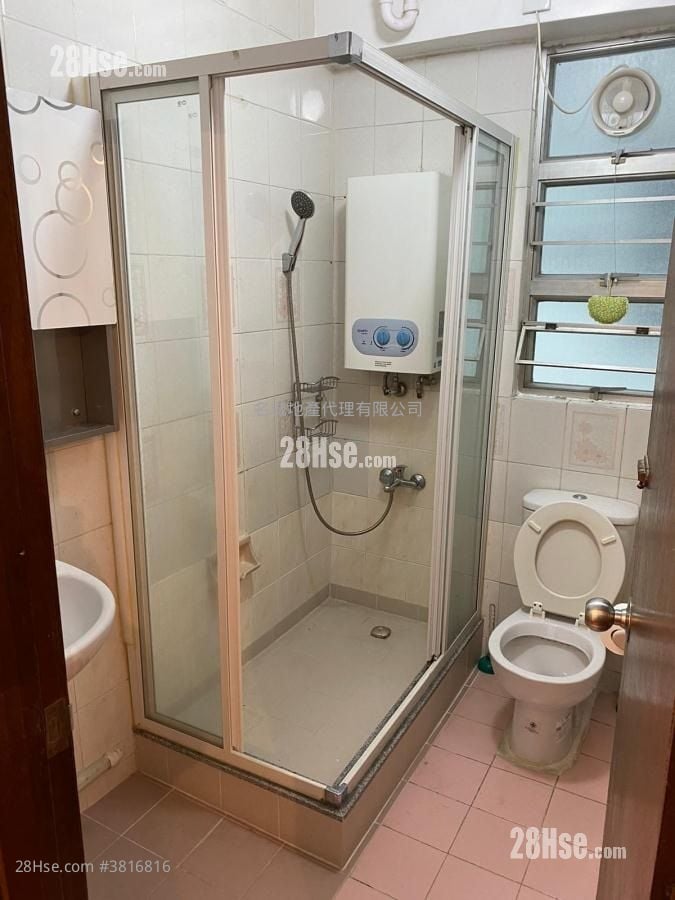 Man Lai Court Sell 3 Bedrooms , 2 Bathrooms 637 ft²