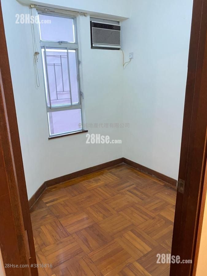 Man Lai Court Sell 3 Bedrooms , 2 Bathrooms 637 ft²