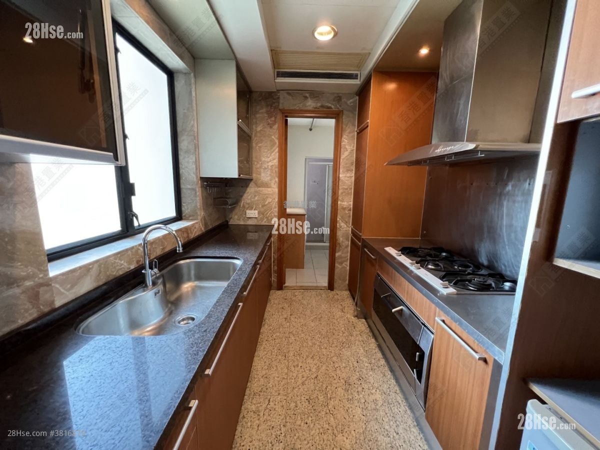 The Arch Rental 4 Bedrooms 1,955 ft²