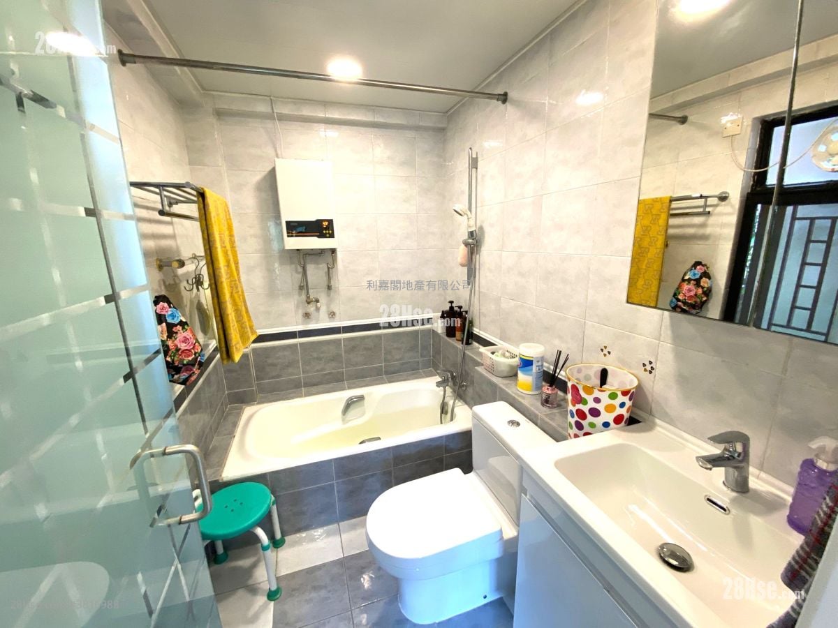 浴室: 翡翠花園 售盤 3 房 , 2 浴室 962 平方呎