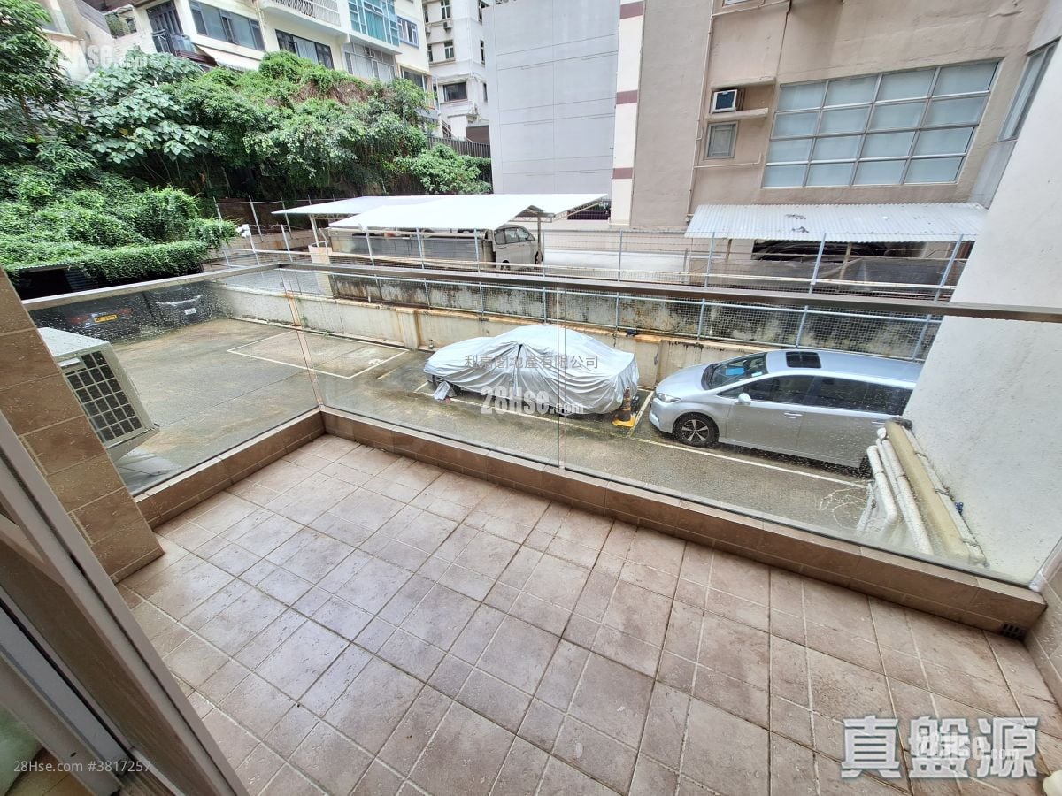 Latin Court Rental 3 Bedrooms , 2 Bathrooms 954 ft²