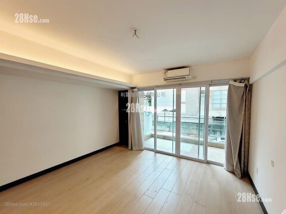 Latin Court Rental 3 Bedrooms , 2 Bathrooms 954 ft²