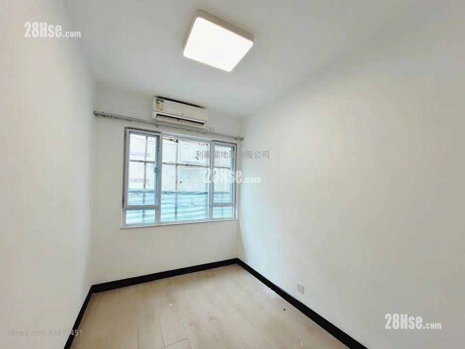 Latin Court Rental 3 Bedrooms , 2 Bathrooms 954 ft²