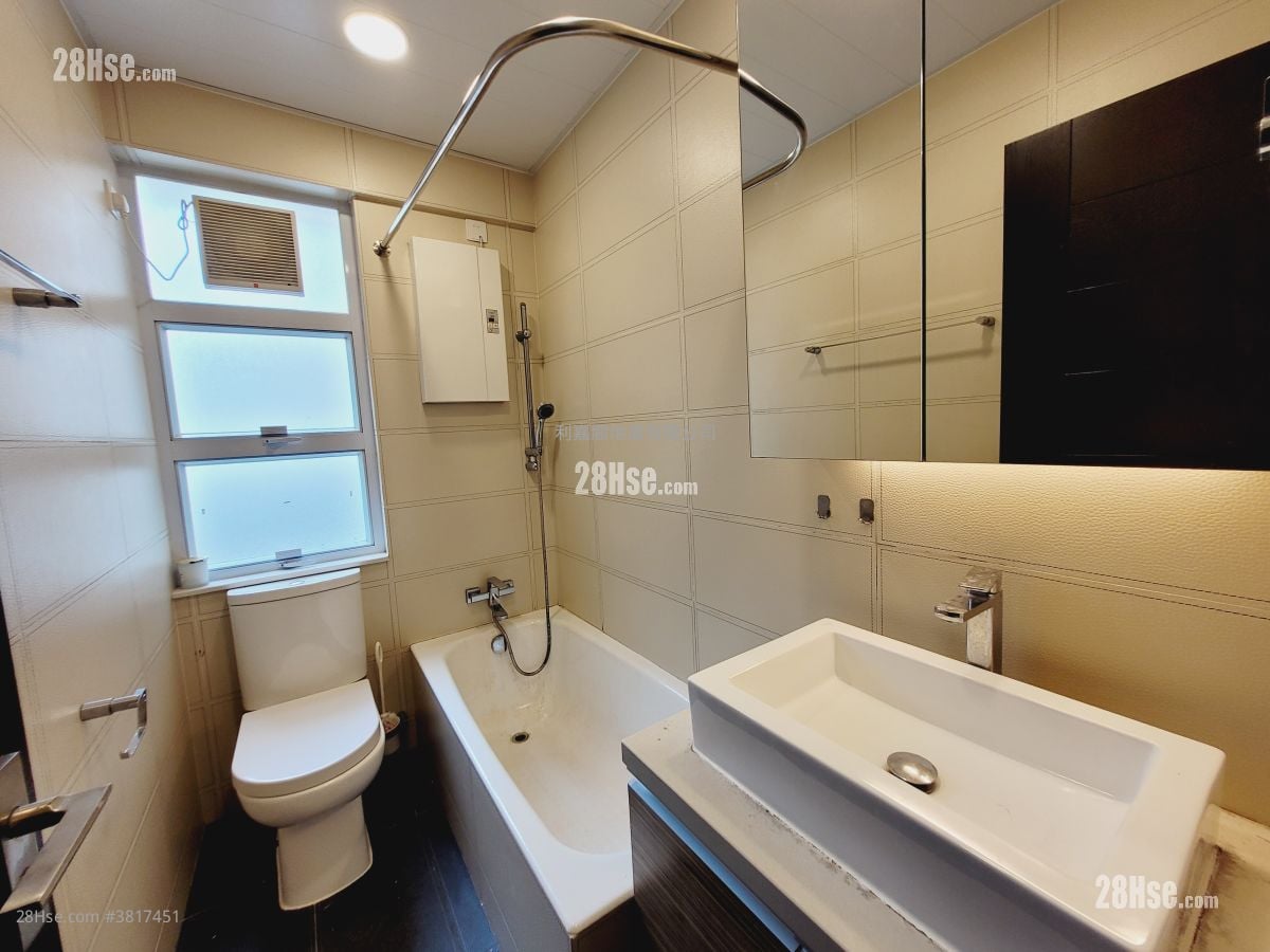 Latin Court Rental 3 Bedrooms , 2 Bathrooms 954 ft²