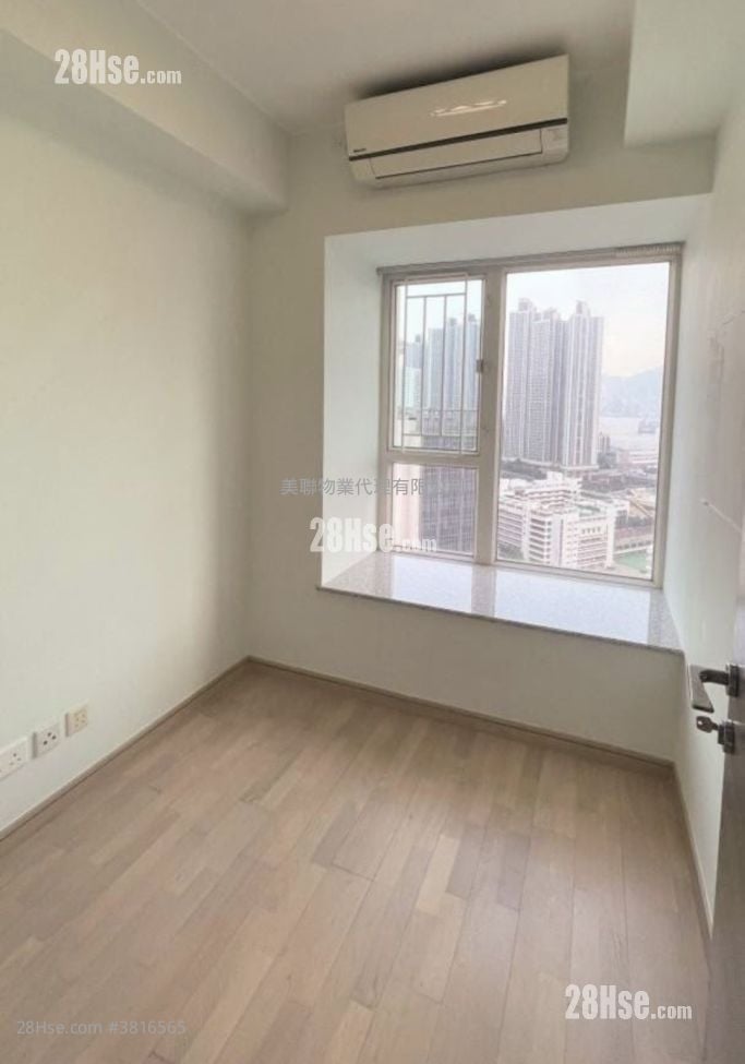 The Sparkle Sell 3 Bedrooms , 2 Bathrooms 670 ft²