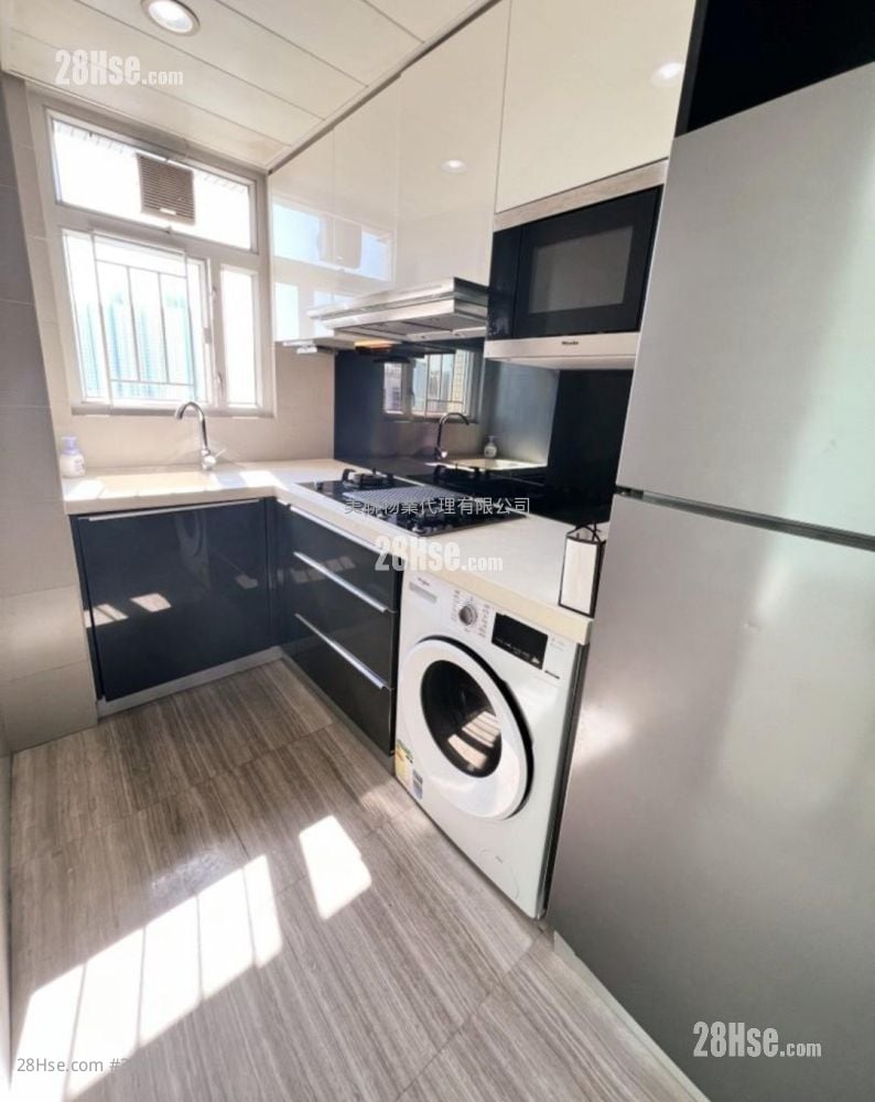 The Sparkle Sell 3 Bedrooms , 2 Bathrooms 670 ft²