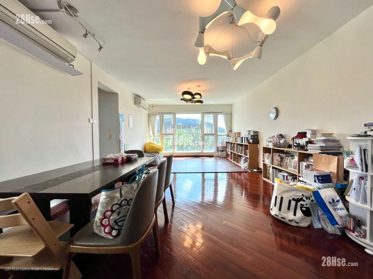 Hillview Court Sell 4 Bedrooms , 2 Bathrooms 1,338 ft²