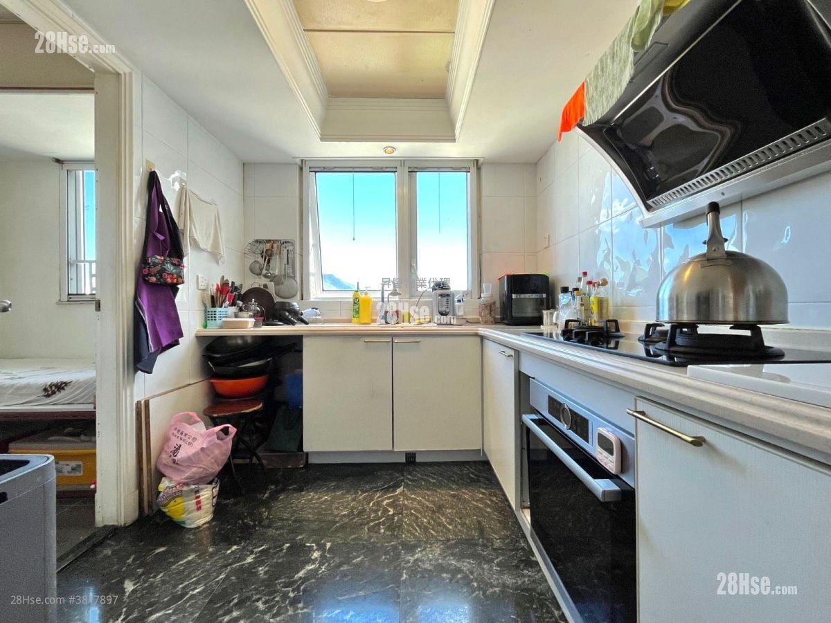 Hillview Court Sell 4 Bedrooms , 2 Bathrooms 1,338 ft²