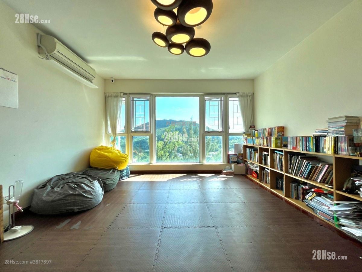 Hillview Court Sell 4 Bedrooms , 2 Bathrooms 1,338 ft²