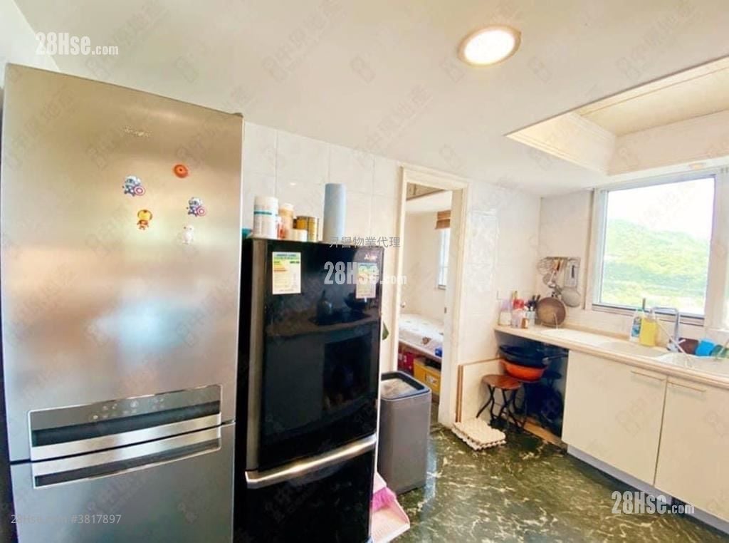 Hillview Court Sell 4 Bedrooms , 2 Bathrooms 1,338 ft²