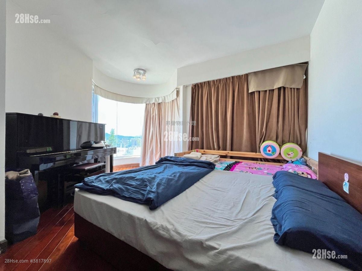 Hillview Court Sell 4 Bedrooms , 2 Bathrooms 1,338 ft²