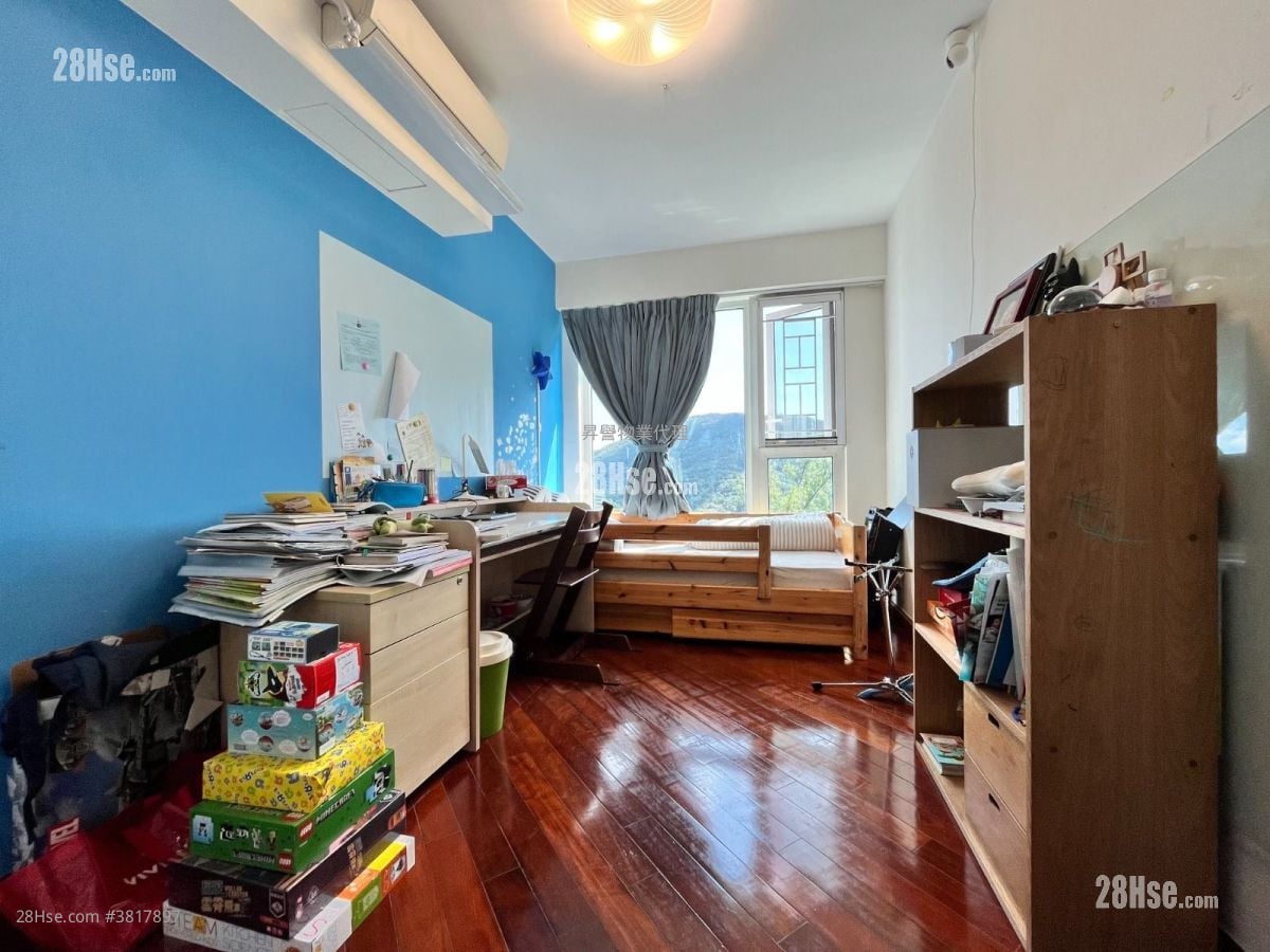 Hillview Court Sell 4 Bedrooms , 2 Bathrooms 1,338 ft²