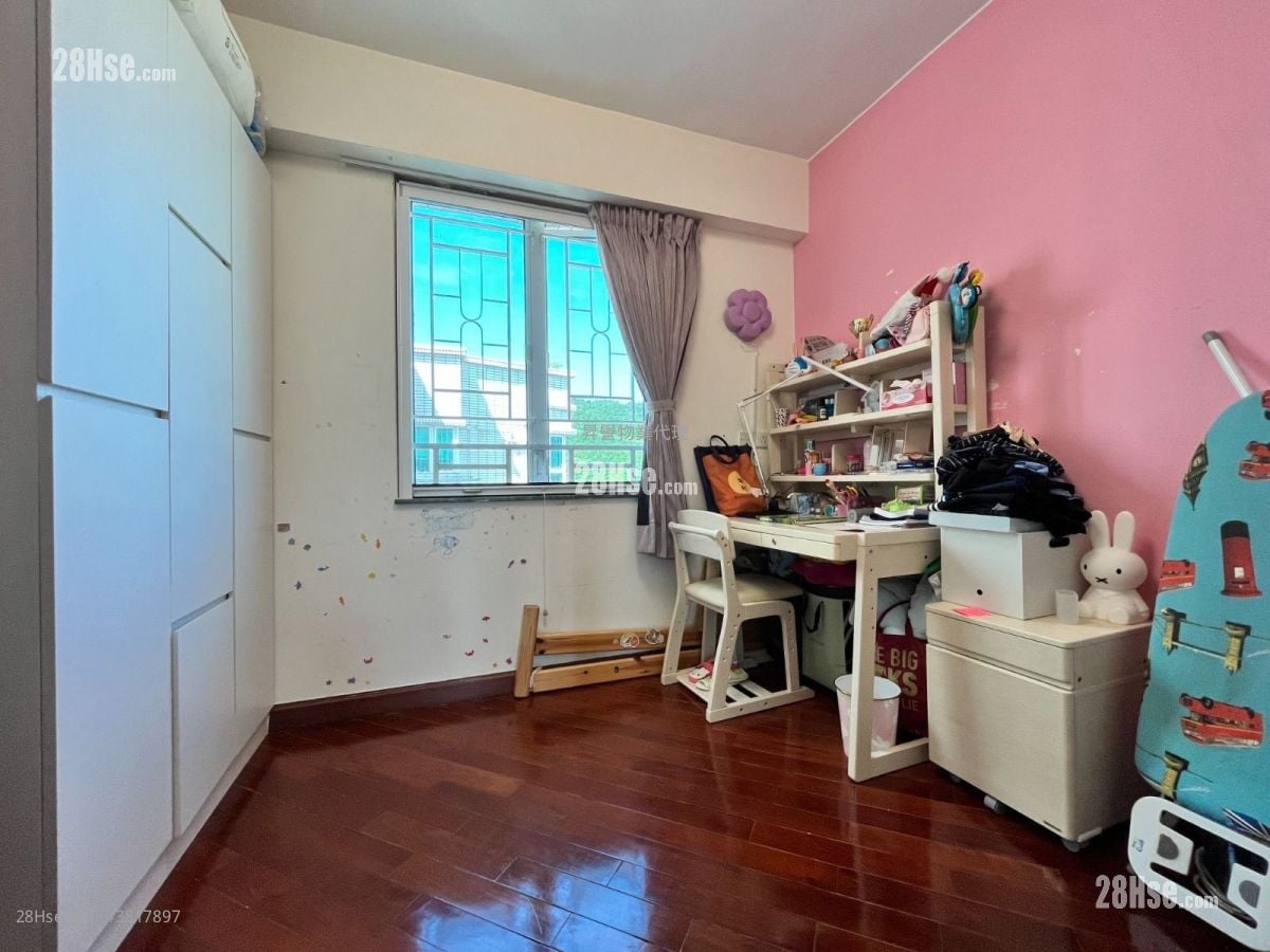 Hillview Court Sell 4 Bedrooms , 2 Bathrooms 1,338 ft²