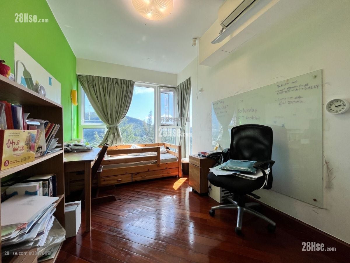 Hillview Court Sell 4 Bedrooms , 2 Bathrooms 1,338 ft²