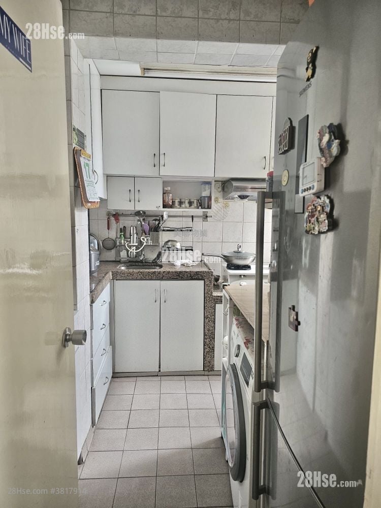 Yu Tung Court Sell 2 Bedrooms 639 ft²