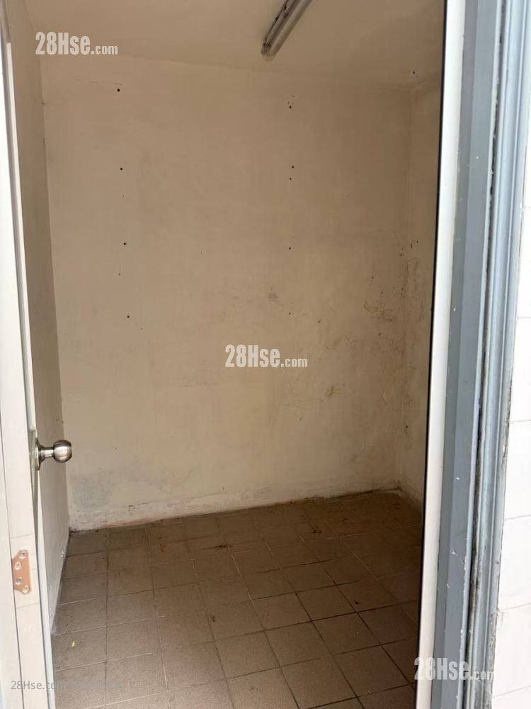 西貢市中心宜春街地鋪 租盤 900 平方呎