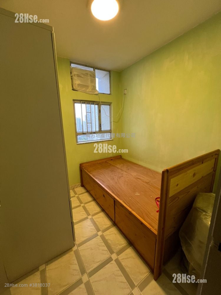 Kam On Court Sell 3 Bedrooms , 1 Bathroom 554 ft²