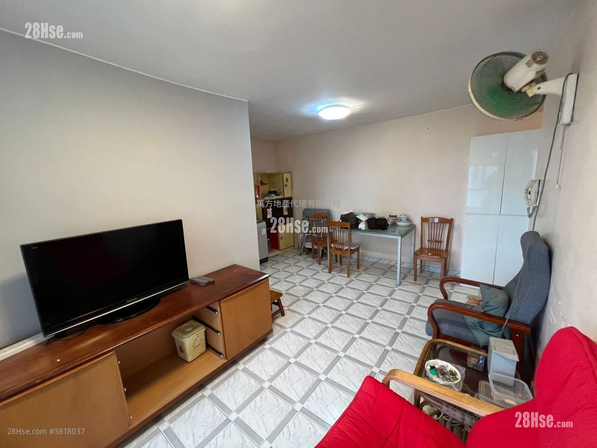 Kam On Court Sell 3 Bedrooms , 1 Bathroom 554 ft²