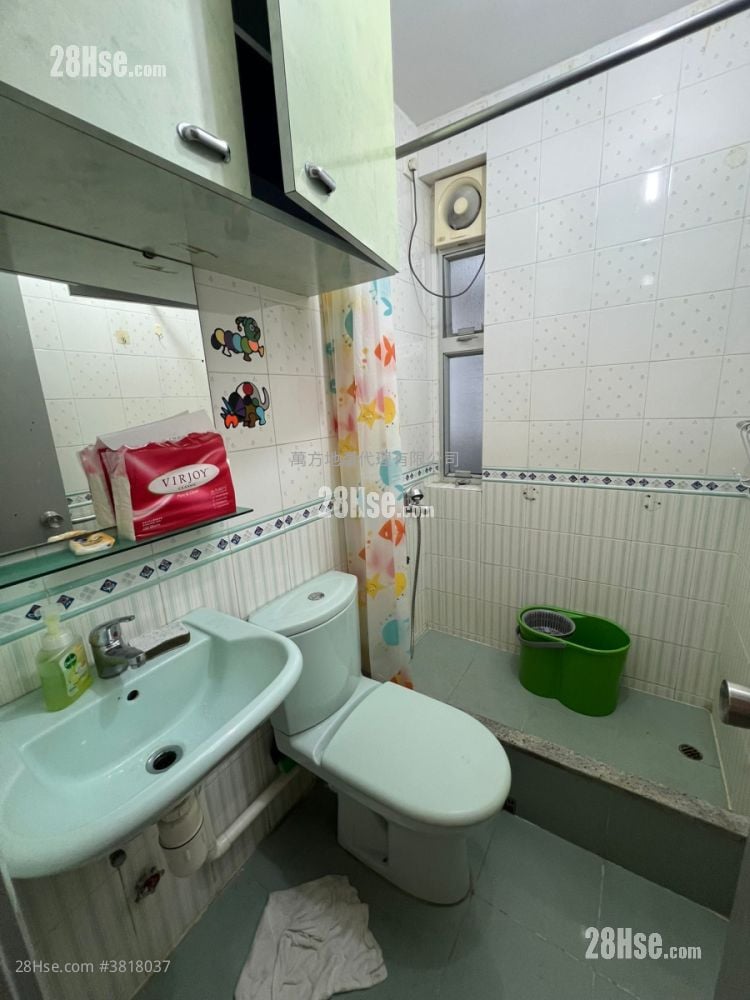 Kam On Court Sell 3 Bedrooms , 1 Bathroom 554 ft²