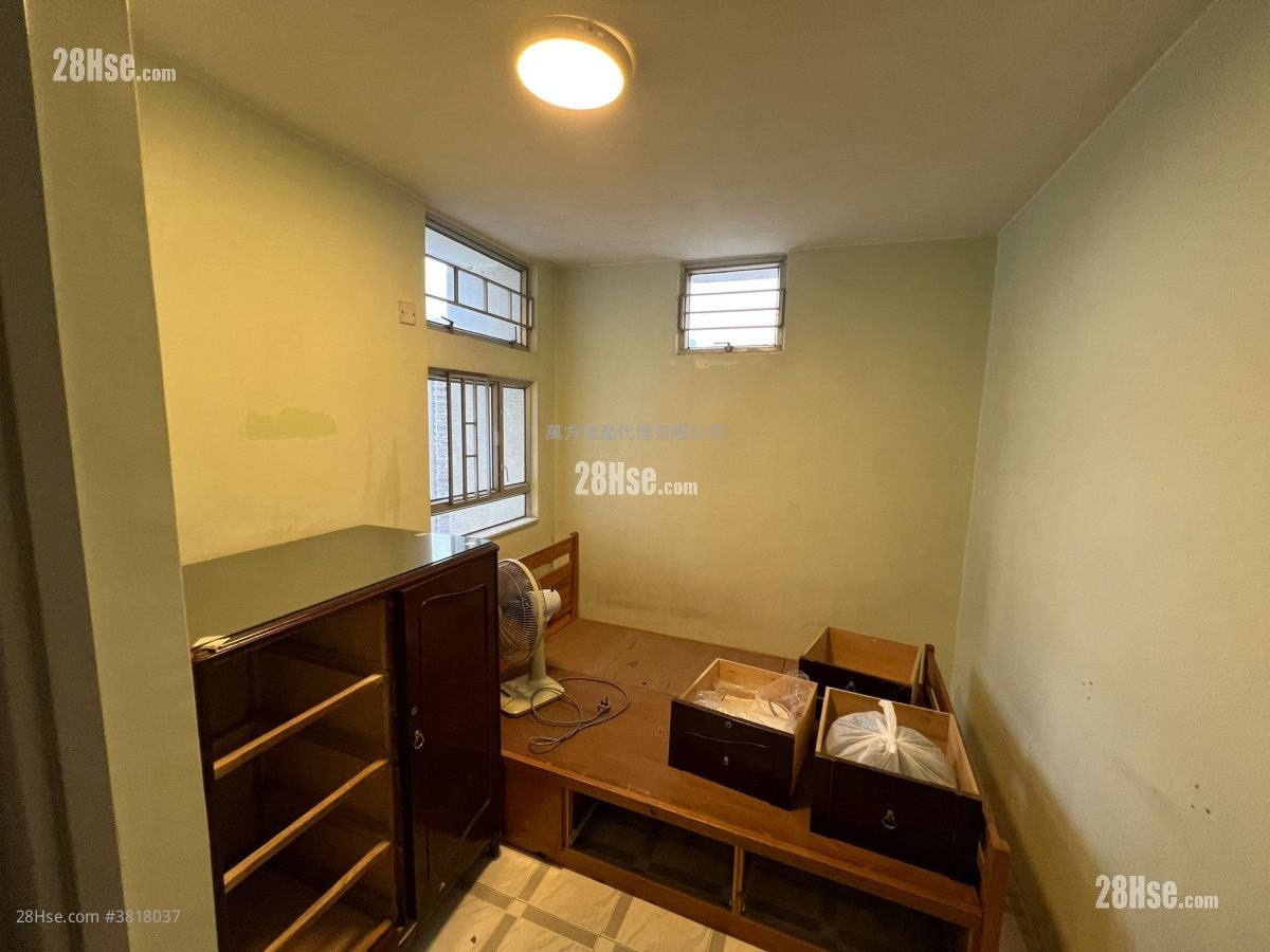 Kam On Court Sell 3 Bedrooms , 1 Bathroom 554 ft²