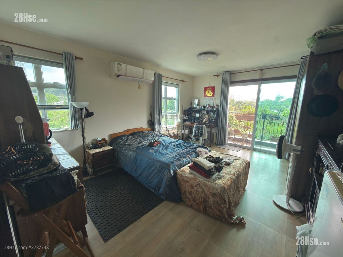 Village Sell 5+ Bedrooms 2,100 ft²