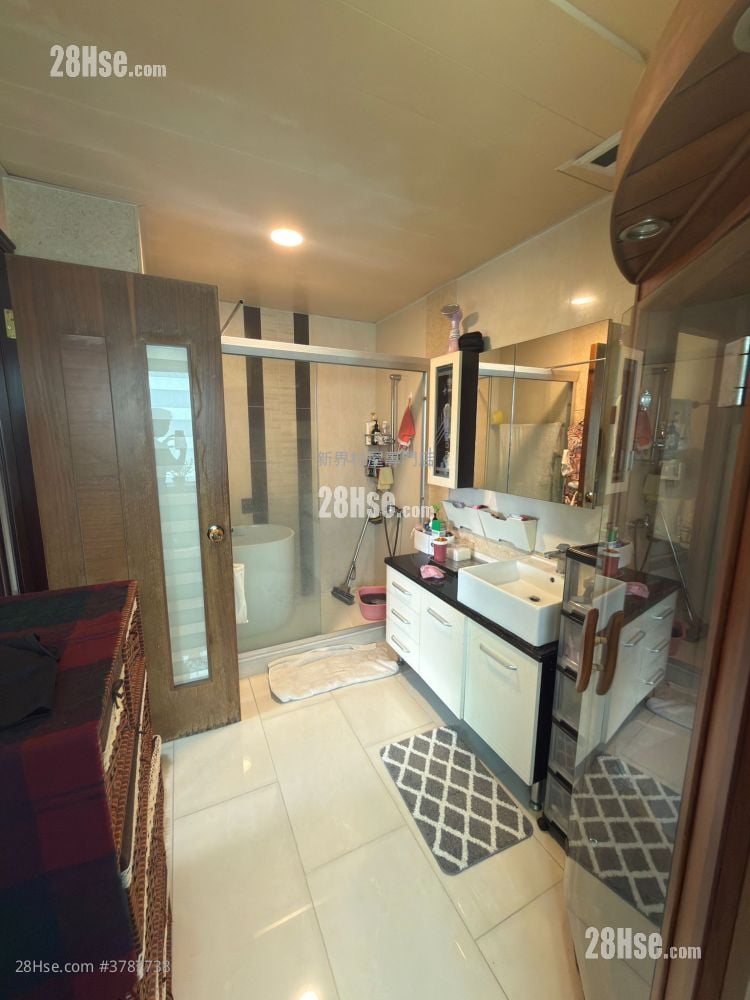 Village Sell 5+ Bedrooms 2,100 ft²