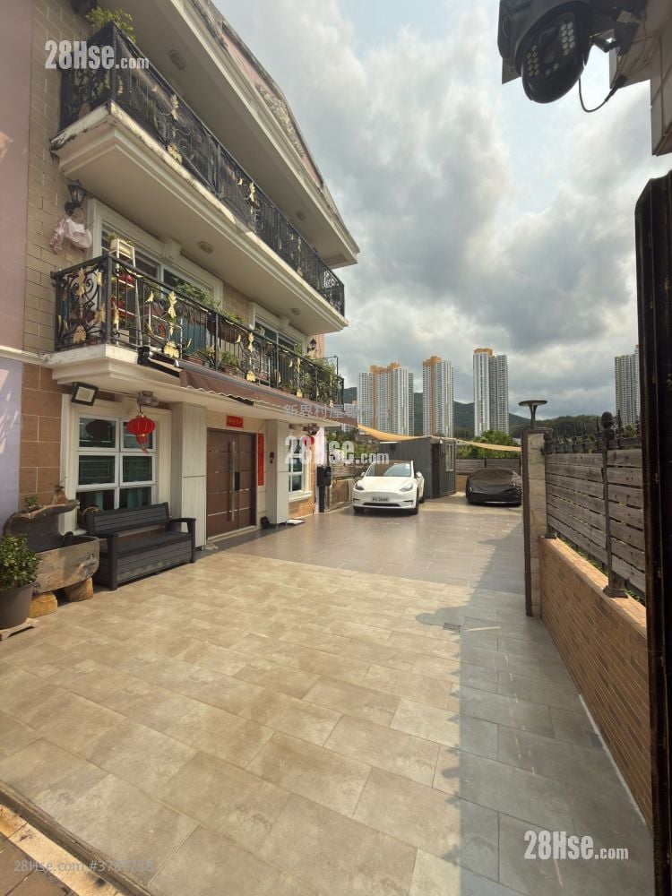 Village Sell 5+ Bedrooms 2,100 ft²