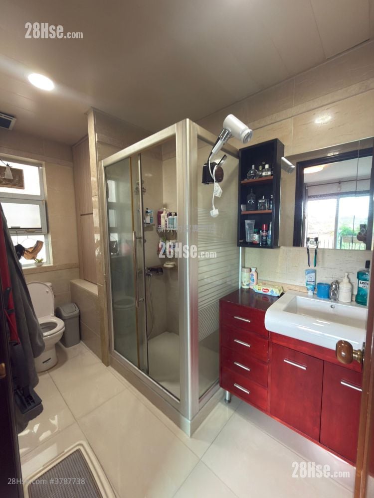 Village Sell 5+ Bedrooms 2,100 ft²