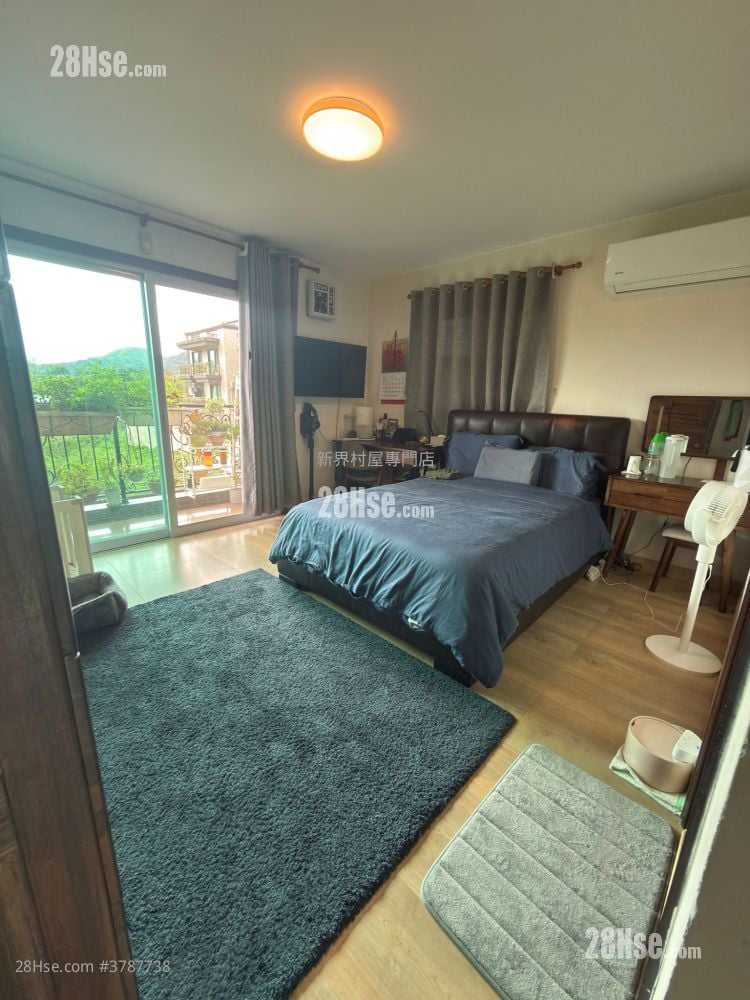 Village Sell 5+ Bedrooms 2,100 ft²