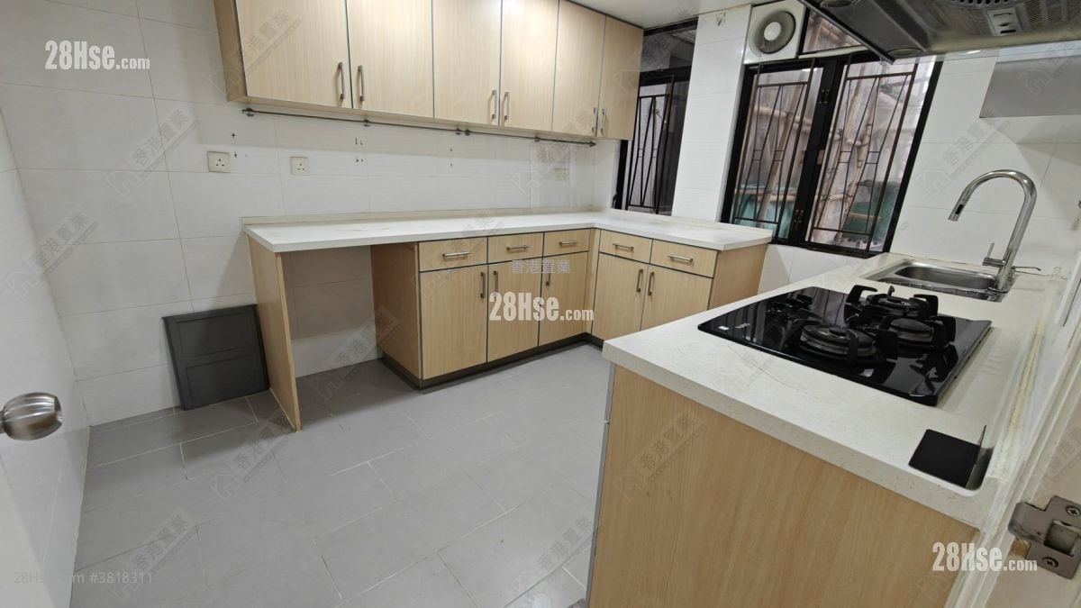 Wing Cheung Court Sell 3 Bedrooms , 2 Bathrooms 1,116 ft²