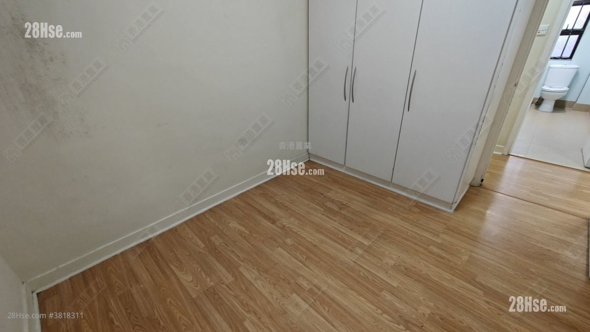 Wing Cheung Court Sell 3 Bedrooms , 2 Bathrooms 1,116 ft²