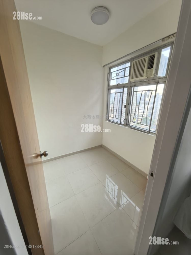 睡房 1: 玉龙楼 售盘 2 房 , 1 浴室 300 平方尺