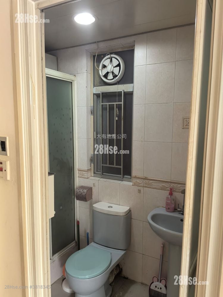 浴室: 玉龙楼 售盘 2 房 , 1 浴室 300 平方尺