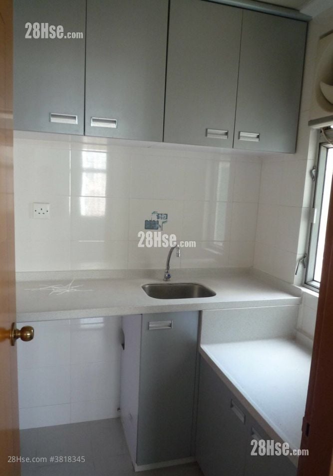 厨房: 玉龙楼 售盘 2 房 , 1 浴室 300 平方尺