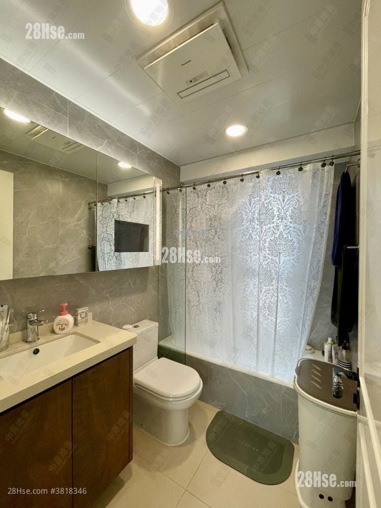 Parc Palais Rental 829 ft²