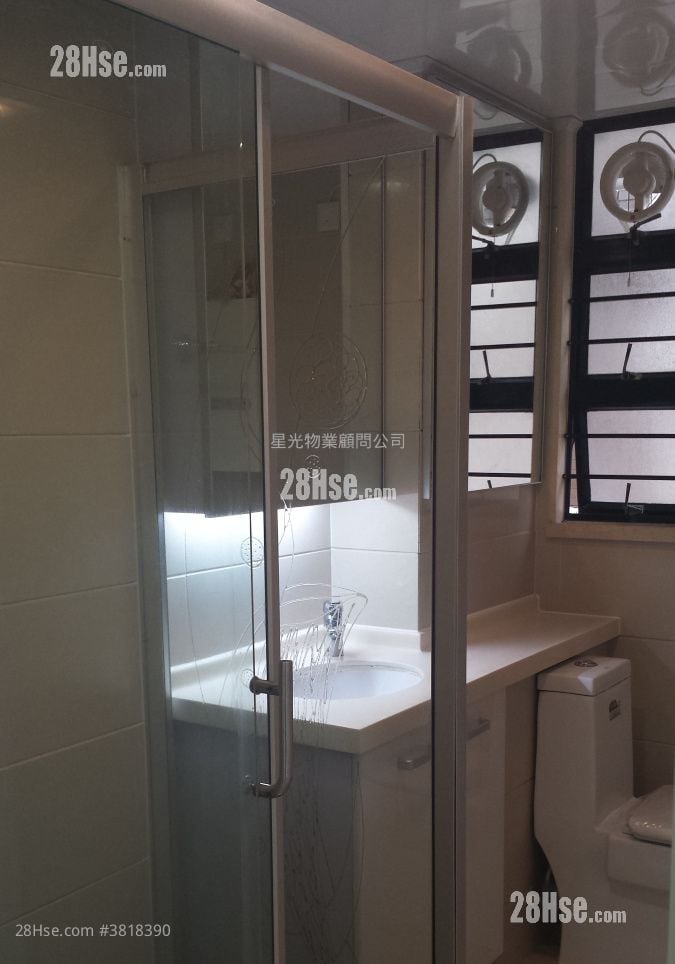 浴室: 欣荣花园 售盘 4 房 , 2 浴室 775 平方尺