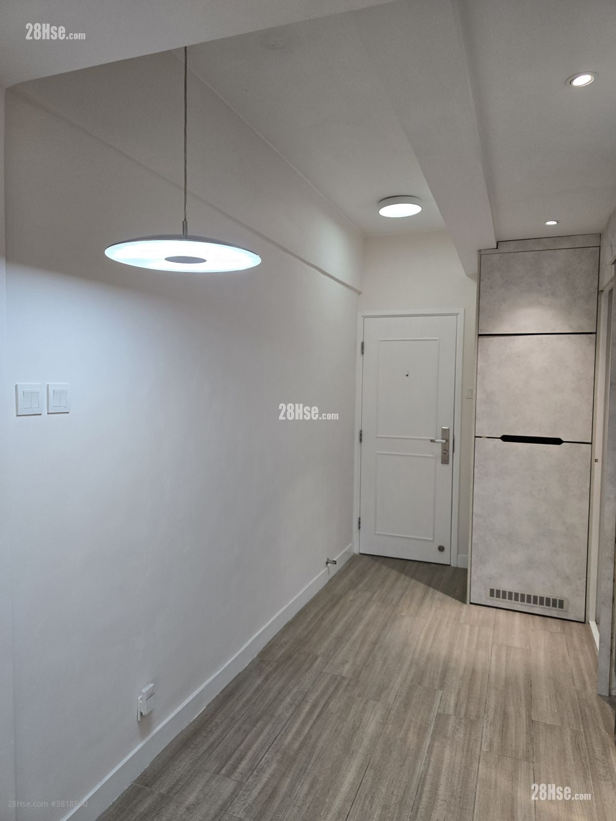 饭厅在厨房对面