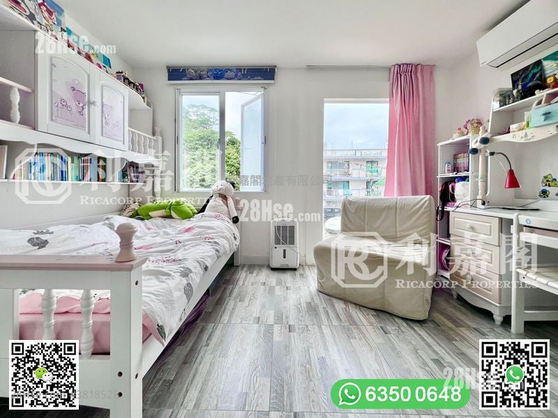 南围 售盘 4 房 , 3 浴室 2,100 平方尺