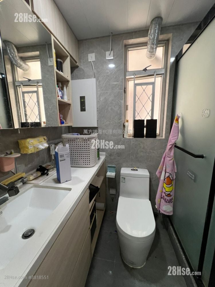 Yu Chui Court Sell 3 Bedrooms , 2 Bathrooms 650 ft²