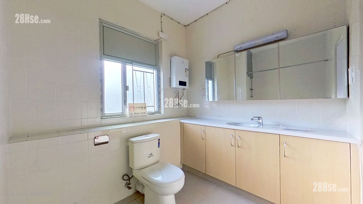 bathroom: 89-91 Broadcast Drive Rental 3 Bedrooms , 2 Bathrooms 2,312 ft²