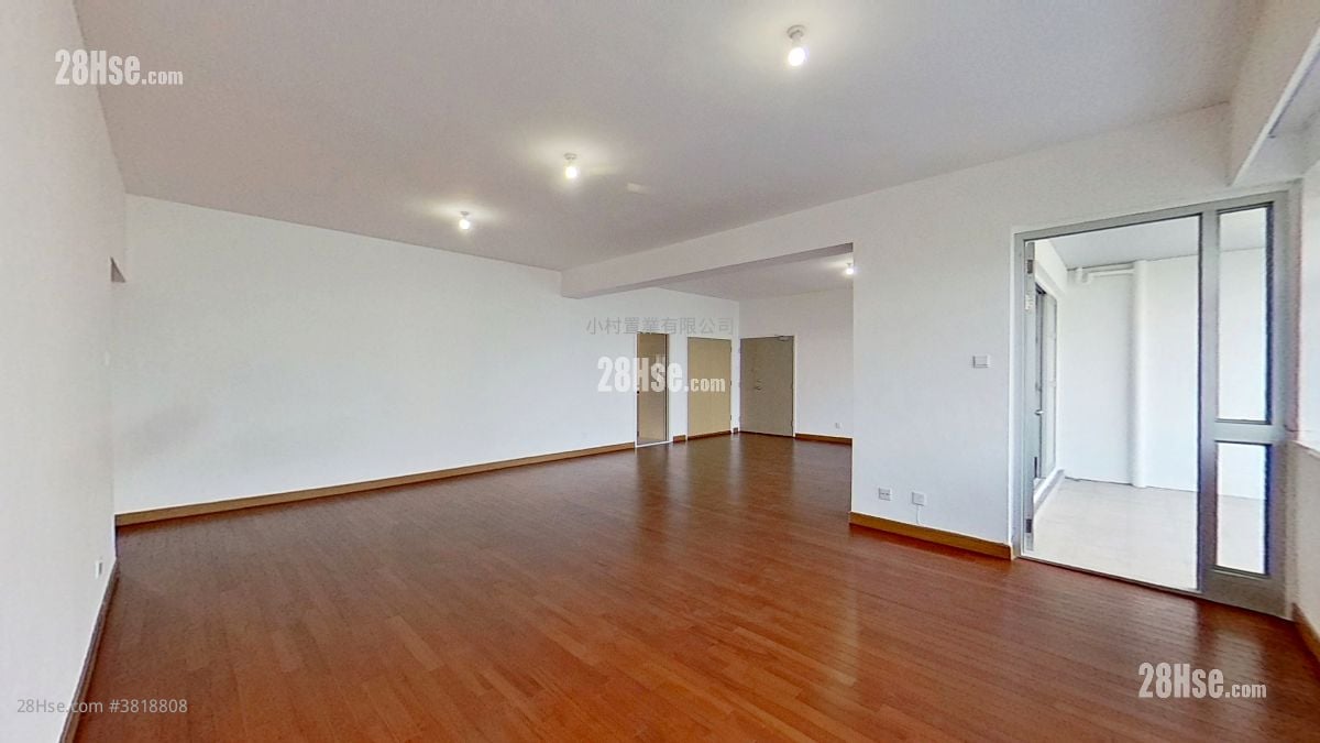 living room: 89-91 Broadcast Drive Rental 3 Bedrooms , 2 Bathrooms 2,312 ft²