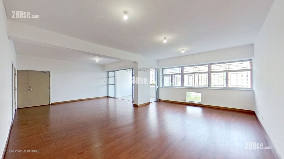 living room: 89-91 Broadcast Drive Rental 3 Bedrooms , 2 Bathrooms 2,312 ft²
