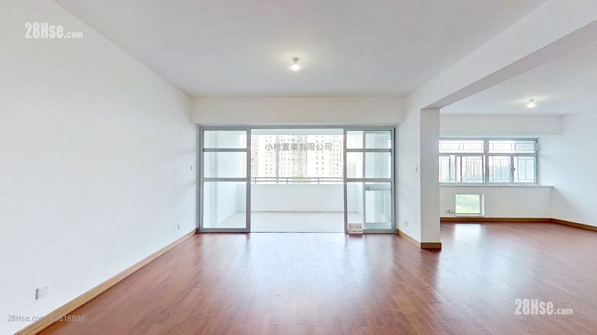 living room: 89-91 Broadcast Drive Rental 3 Bedrooms , 2 Bathrooms 2,312 ft²