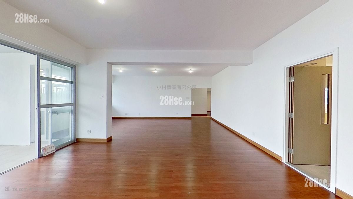 living room: 89-91 Broadcast Drive Rental 3 Bedrooms , 2 Bathrooms 2,312 ft²