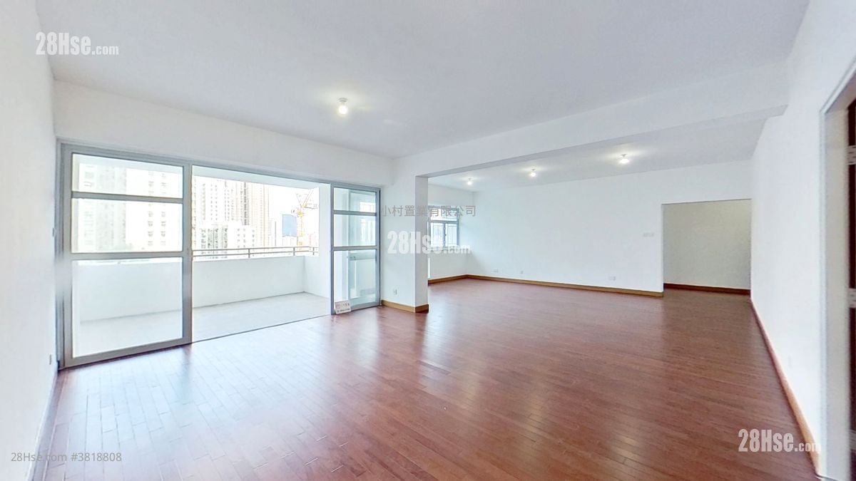 living room: 89-91 Broadcast Drive Rental 3 Bedrooms , 2 Bathrooms 2,312 ft²