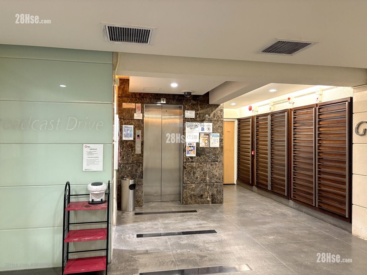 Lobby: 89-91 Broadcast Drive Rental 3 Bedrooms , 2 Bathrooms 2,312 ft²