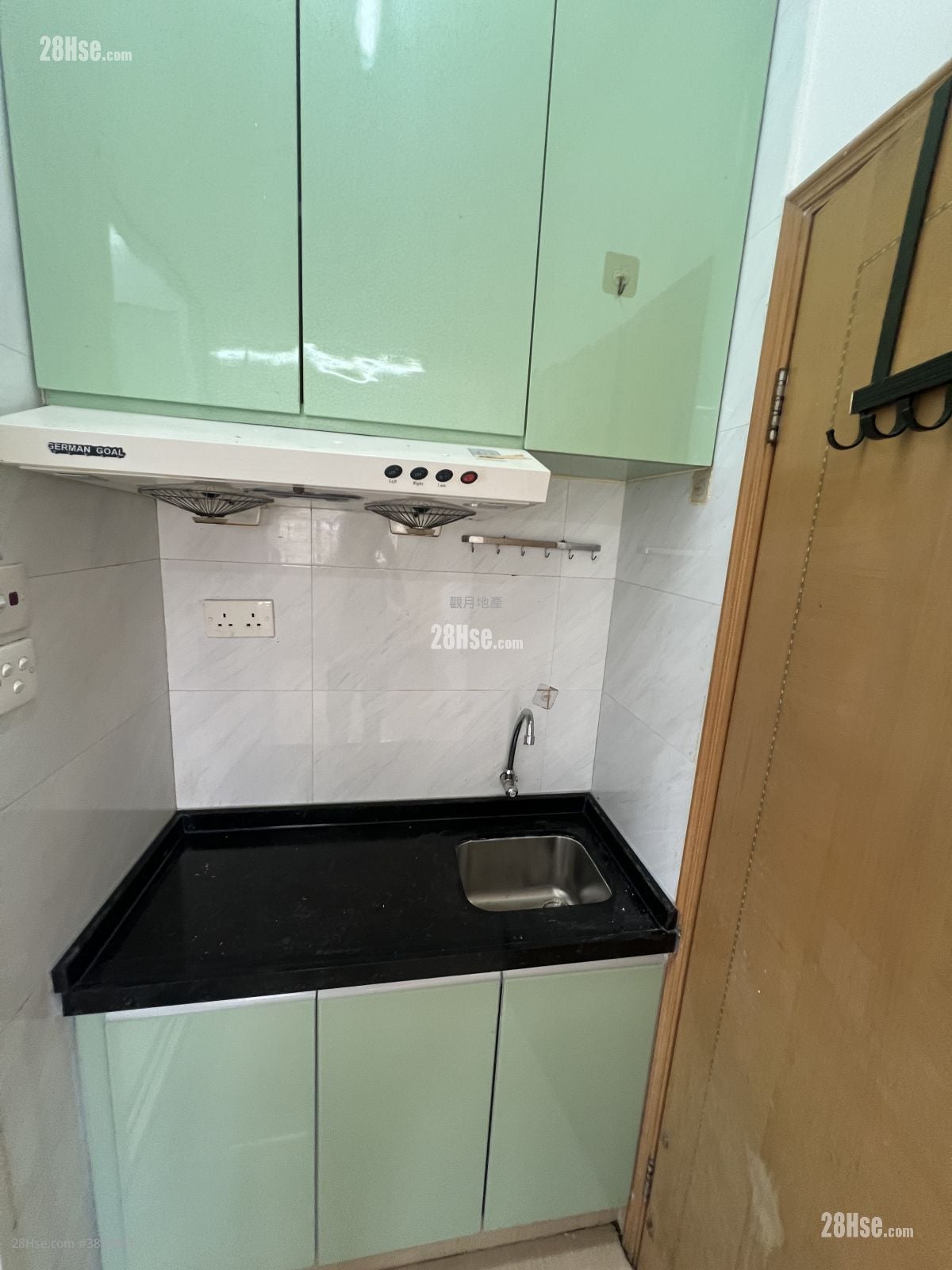 On Ning Building Rental 140 ft²