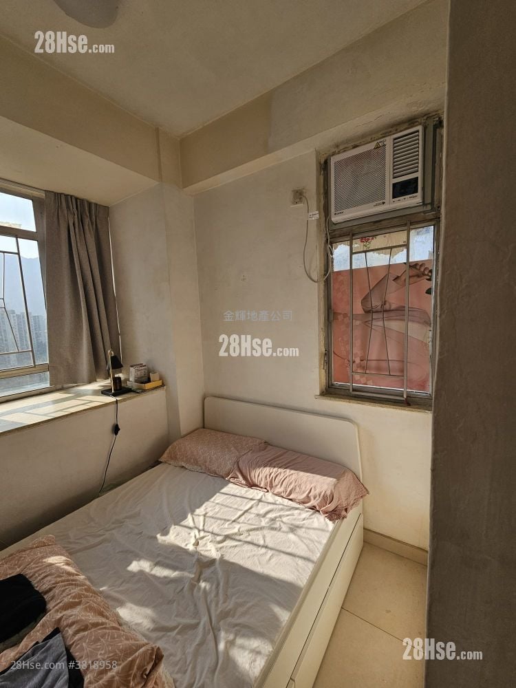 Man Bo Building Sell 1 Bedroom , 1 Bathroom 269 ft²
